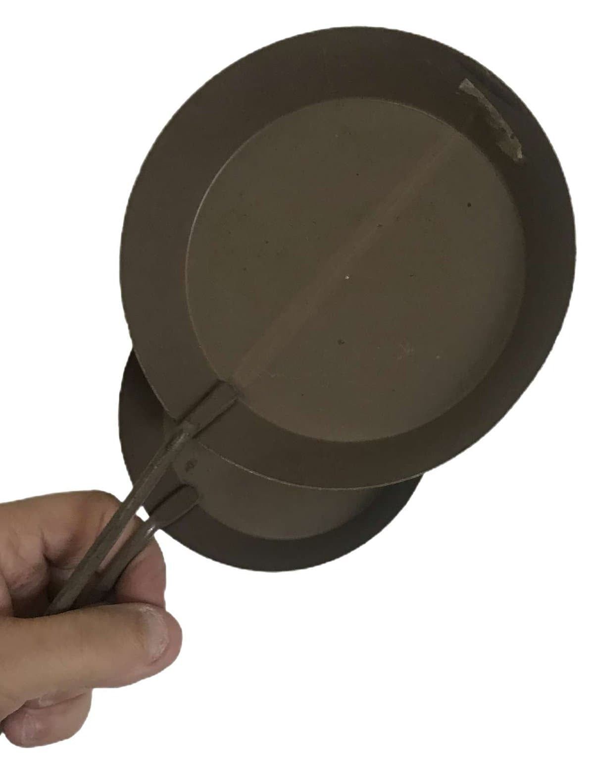 The saltanes held by the handle.